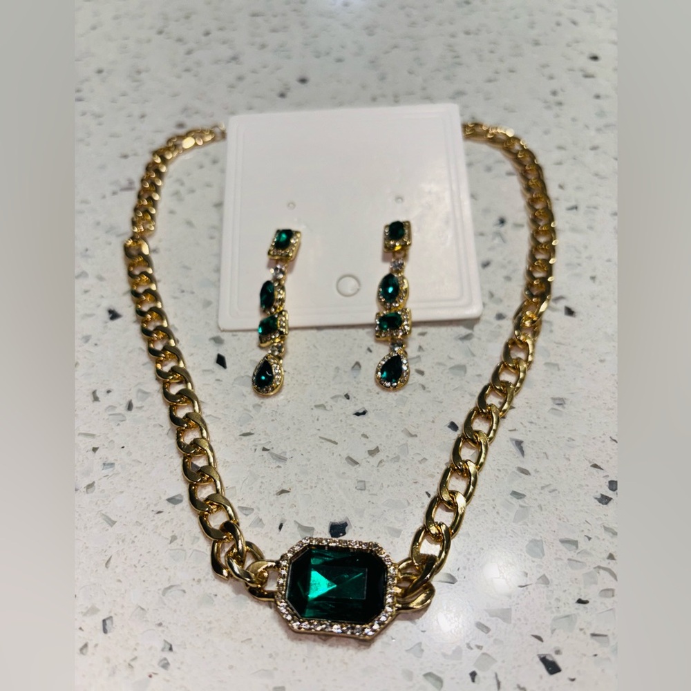 Elegant Gold and Green Jewelry Set